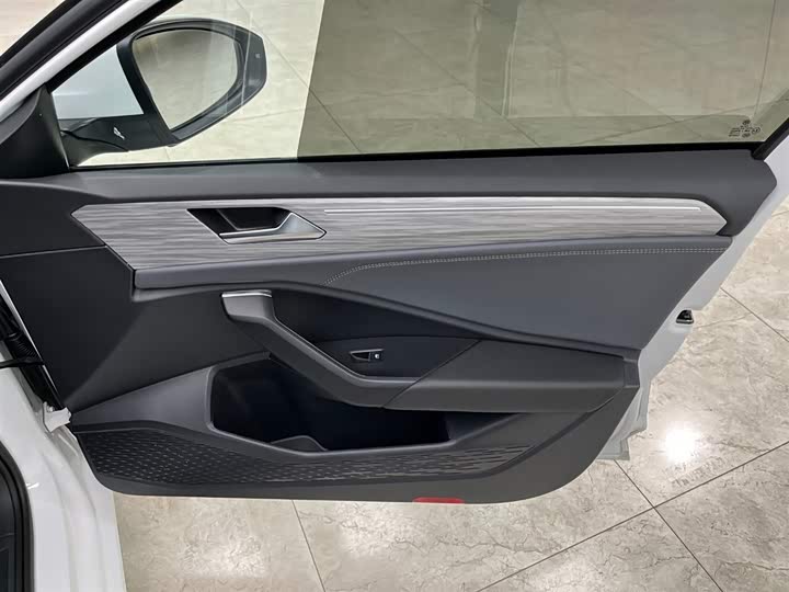 Фото 12 - Volkswagen Sagitar L