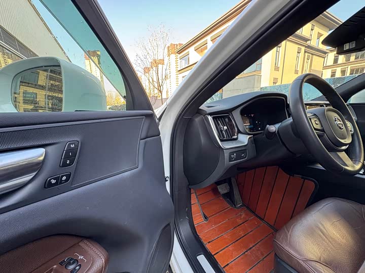 Фото 4 - Volvo XC60