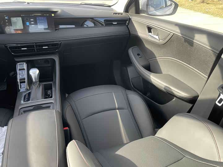 Фото 15 - Roewe i5