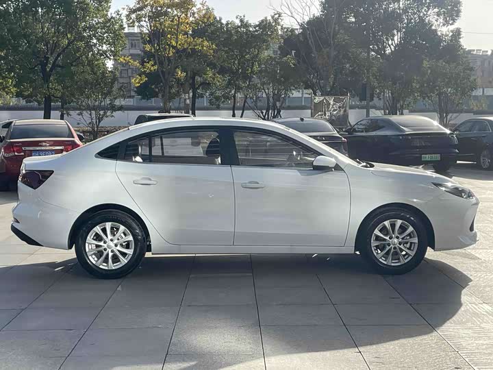 Фото 25 - Roewe i5