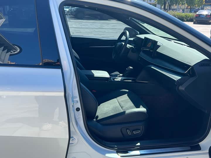 Фото 10 - Toyota Camry