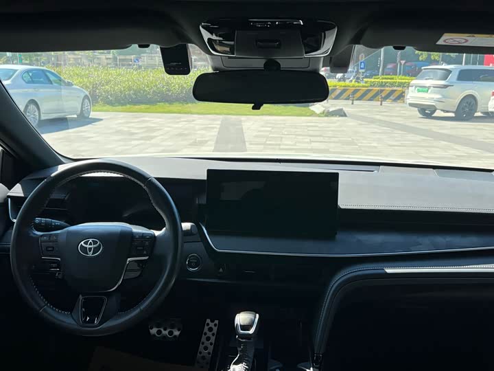 Фото 11 - Toyota Camry