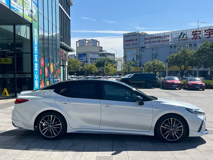 Фото 4 - Toyota Camry