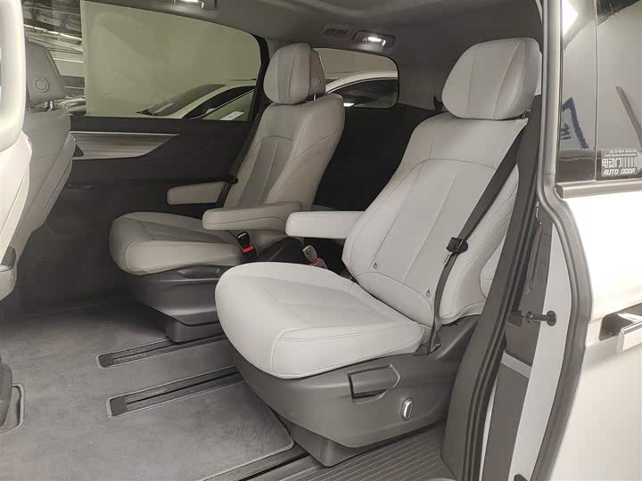 Фото 17 - Buick GL8 ES