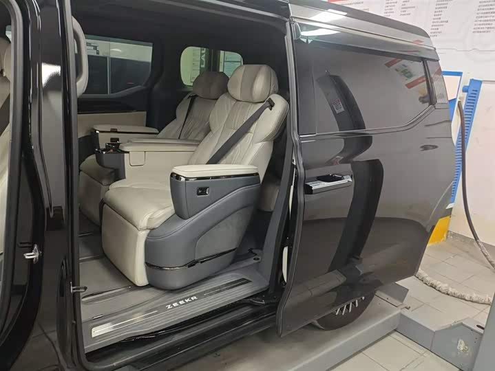 Фото 3 - Zeekr 009