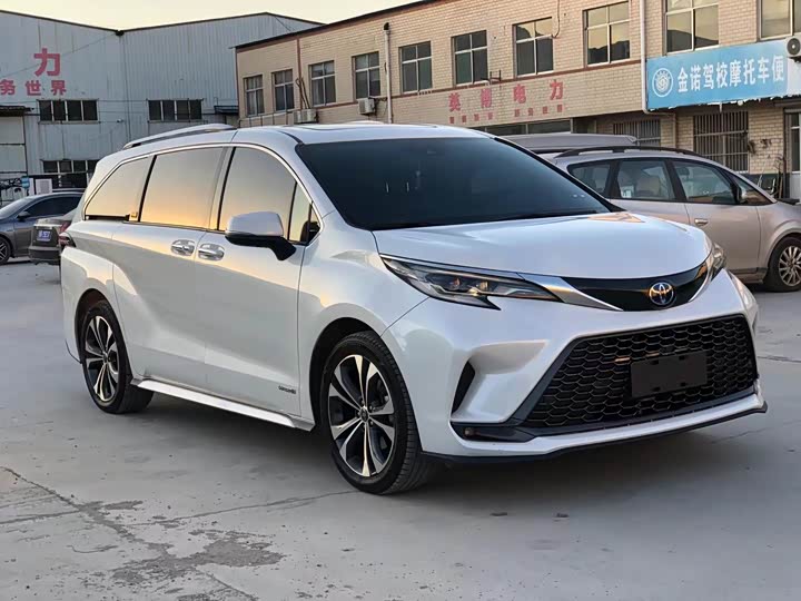 Фото 3 - Toyota Granvia