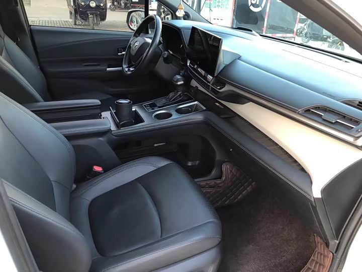 Фото 4 - Toyota Granvia