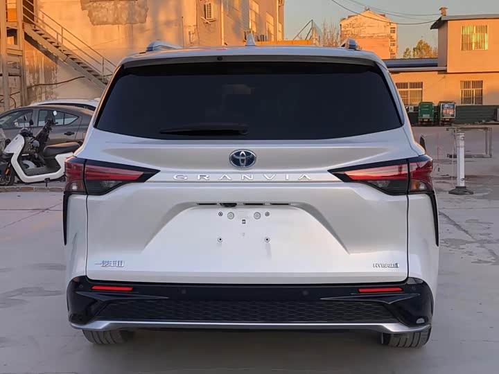 Фото 8 - Toyota Granvia