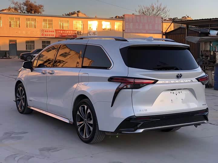 Фото 9 - Toyota Granvia