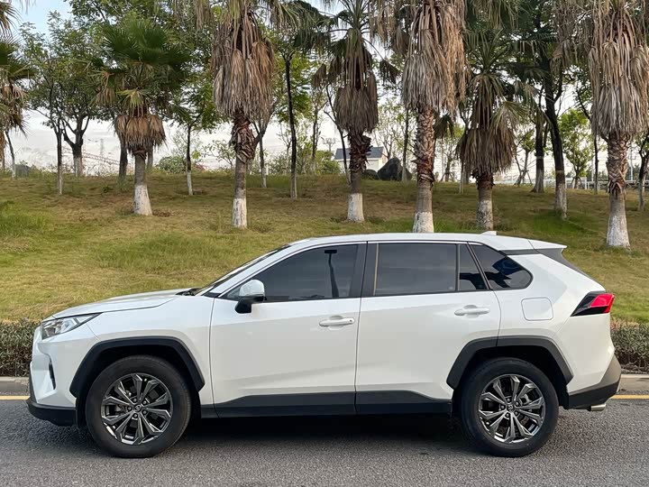 Фото 3 - Toyota RAV4