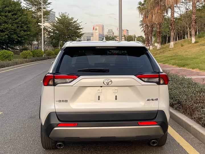 Фото 4 - Toyota RAV4