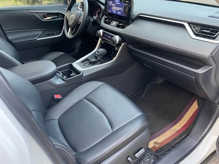 Фото 9 - Toyota RAV4