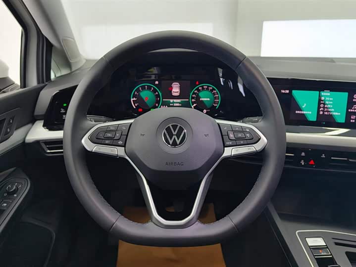 Фото 15 - Volkswagen Golf