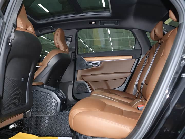 Фото 10 - Volvo S90