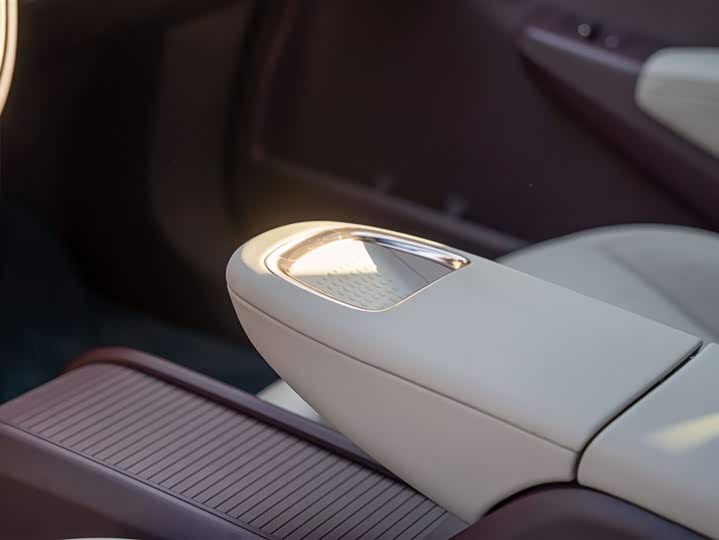 Фото 10 - Zeekr X