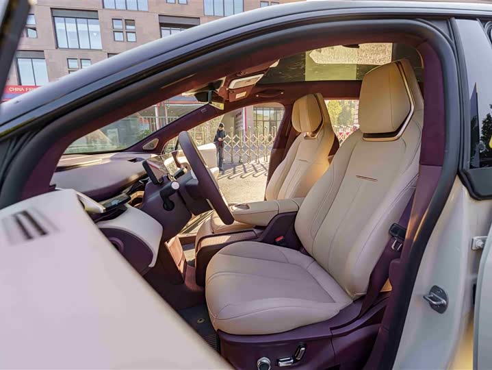 Фото 13 - Zeekr X