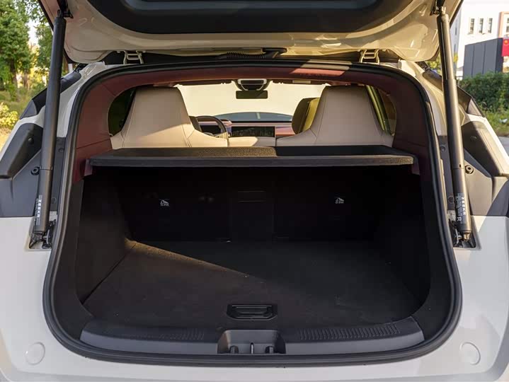 Фото 18 - Zeekr X