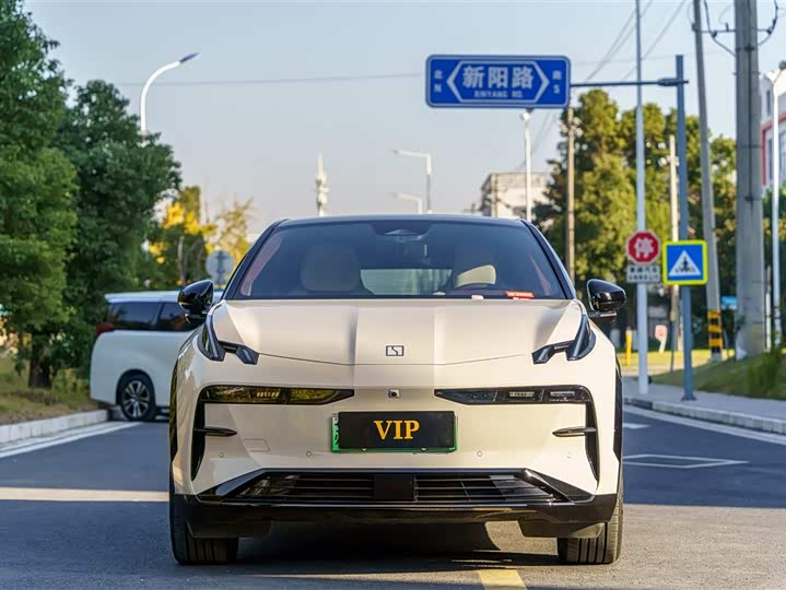 Фото 2 - Zeekr X