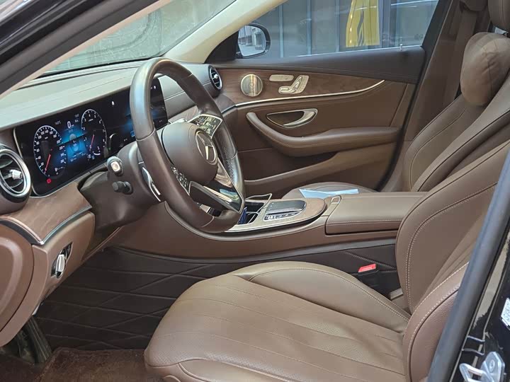 Фото 4 - Mercedes-Benz E-Class