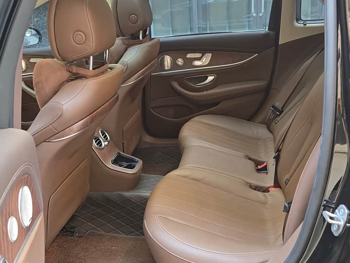 Фото 7 - Mercedes-Benz E-Class