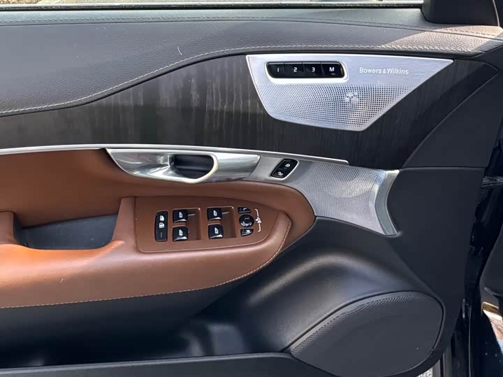 Фото 9 - Volvo XC90