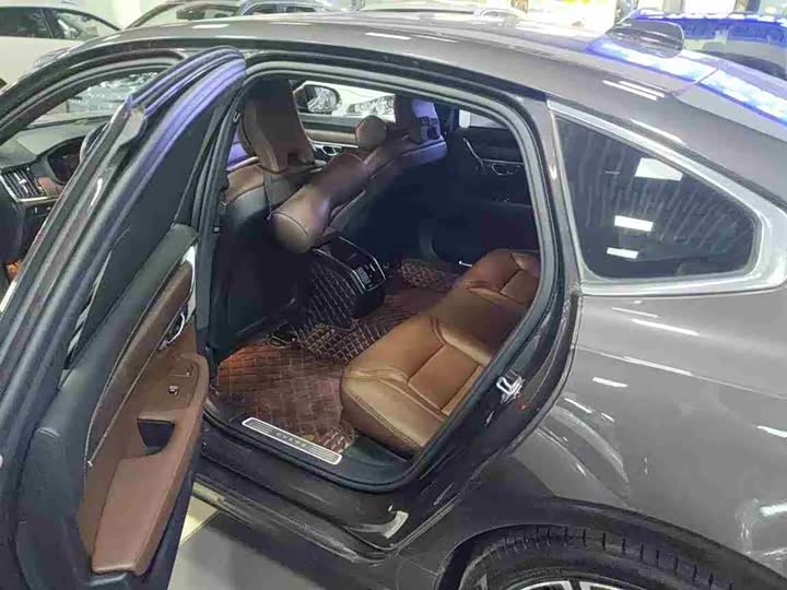 Фото 6 - Volvo S90