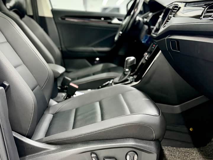 Фото 21 - Volkswagen T-Roc