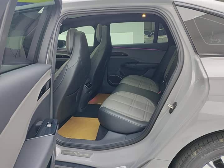 Фото 11 - Hongqi EH7