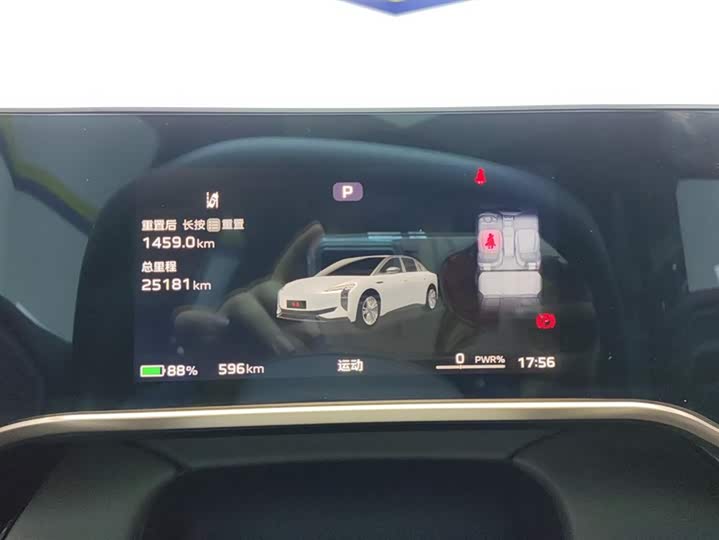 Фото 14 - Hongqi EH7