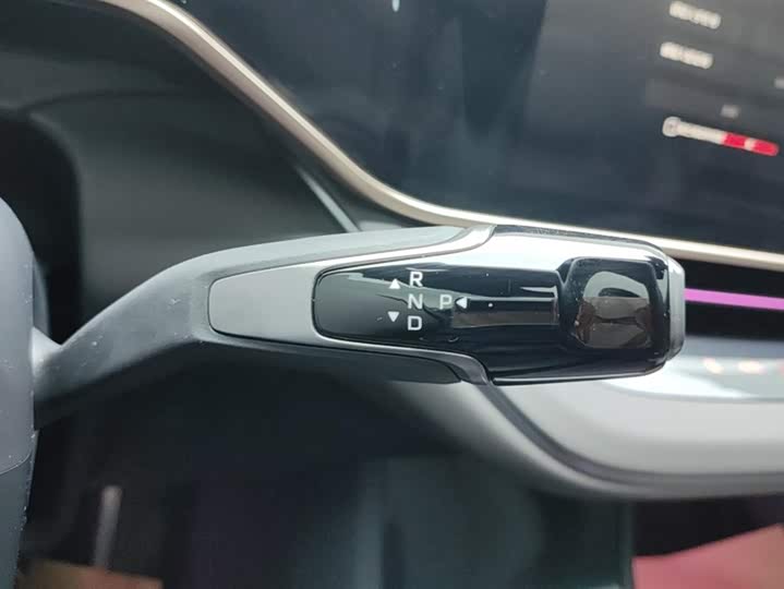 Фото 16 - Hongqi EH7