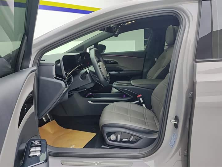 Фото 9 - Hongqi EH7