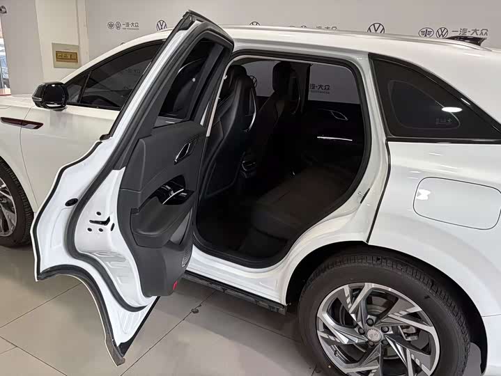 Фото 11 - Hongqi HS3