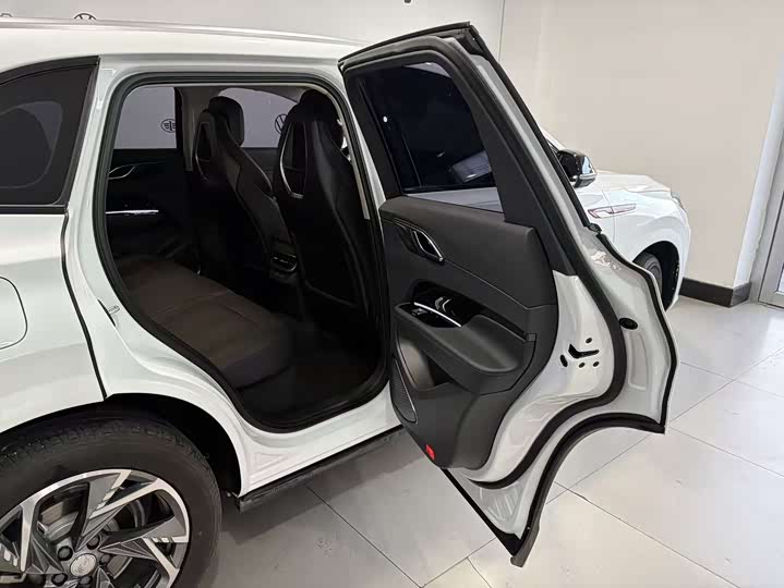 Фото 14 - Hongqi HS3