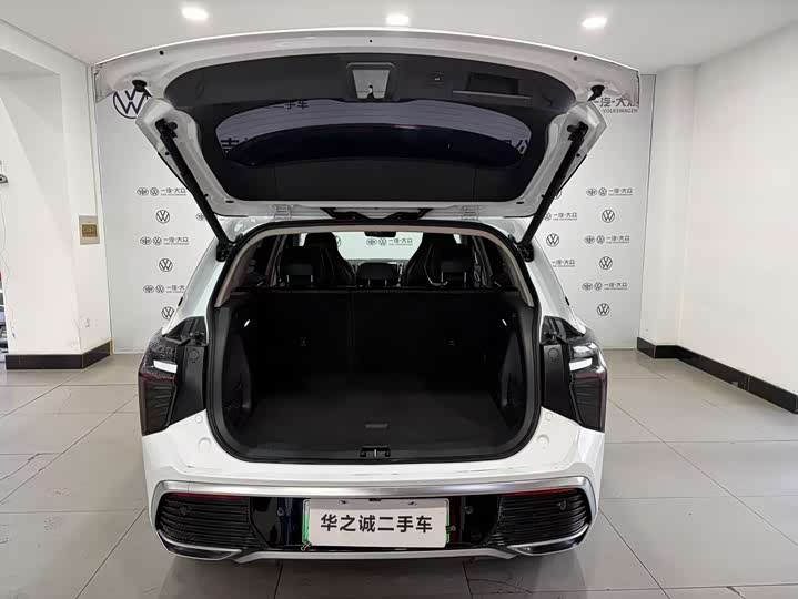 Фото 15 - Hongqi HS3