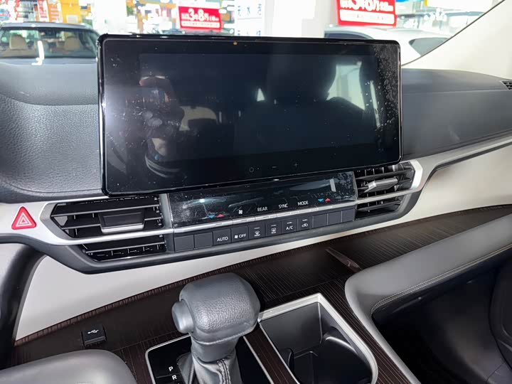 Фото 10 - Toyota Granvia