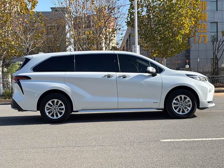 Фото 14 - Toyota Granvia