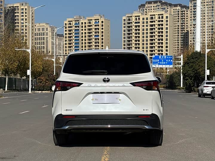 Фото 16 - Toyota Granvia