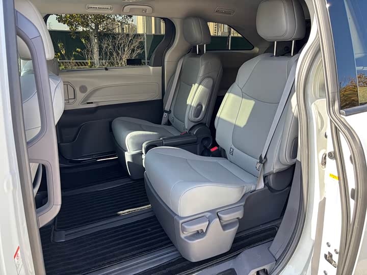 Фото 5 - Toyota Granvia