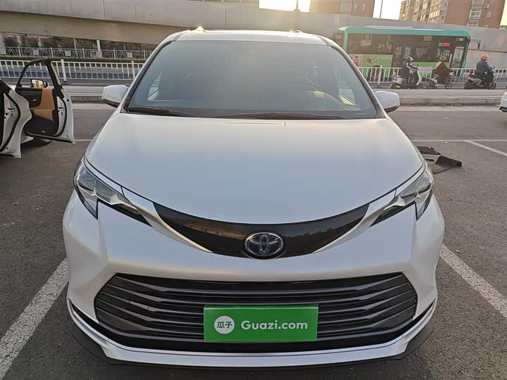 Фото 3 - Toyota Sienna