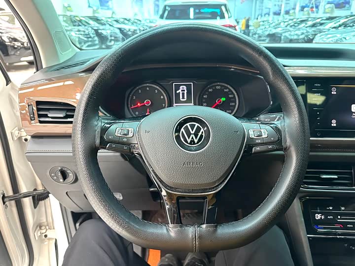 Фото 7 - Volkswagen Tharu