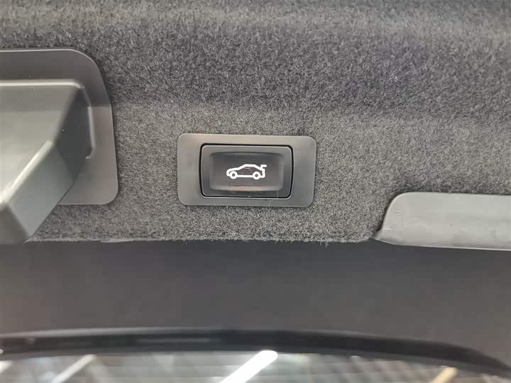 Фото 11 - Audi A6L Hybrid