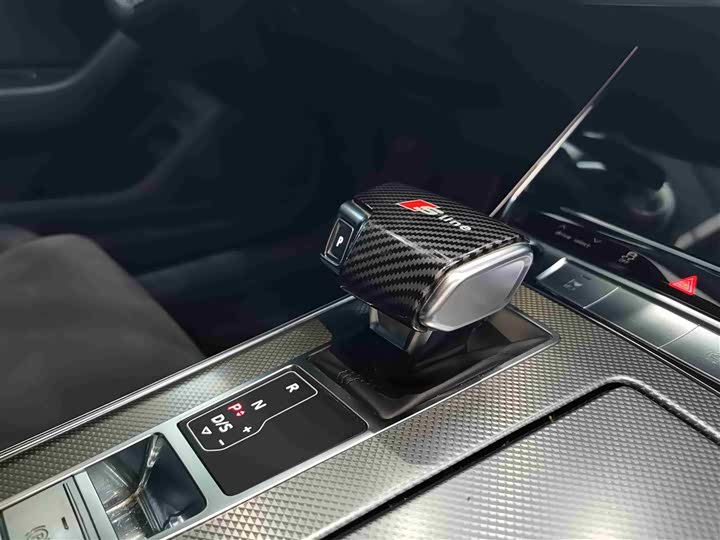 Фото 7 - Audi A6L Hybrid