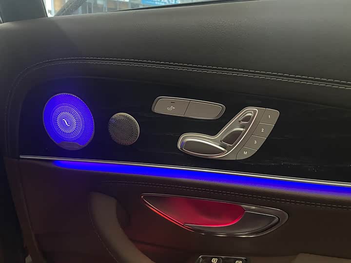 Фото 10 - Mercedes-Benz E-Class