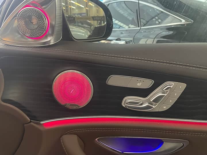 Фото 7 - Mercedes-Benz E-Class