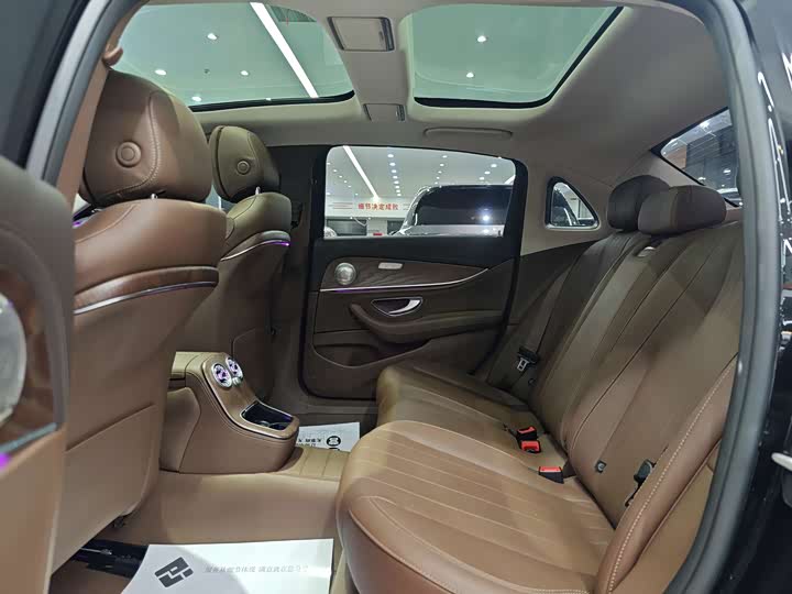 Фото 16 - Mercedes-Benz E-Class