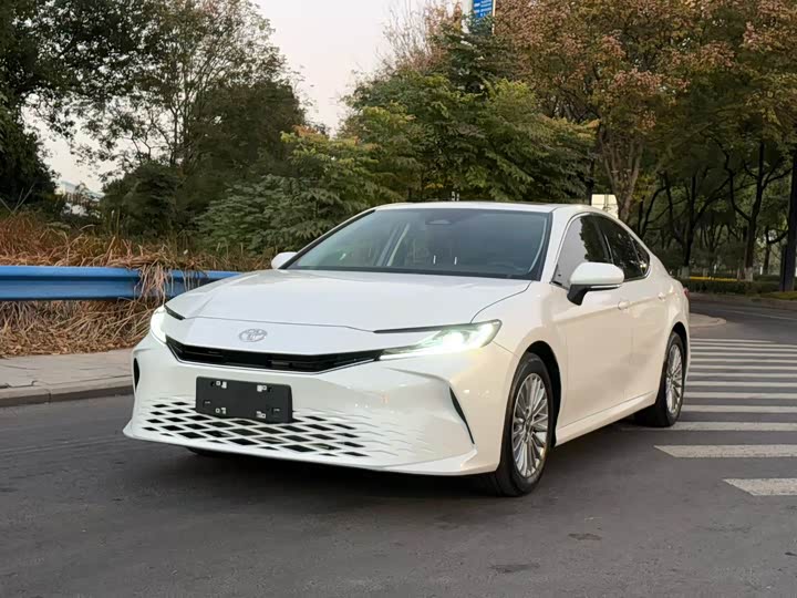 Фото 1 - Toyota Camry