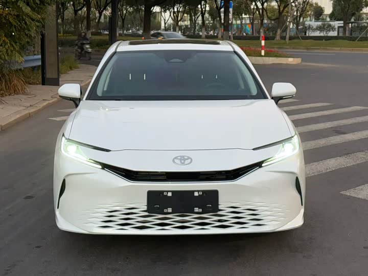 Фото 2 - Toyota Camry