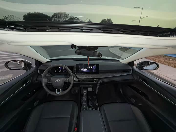 Фото 8 - Toyota Camry