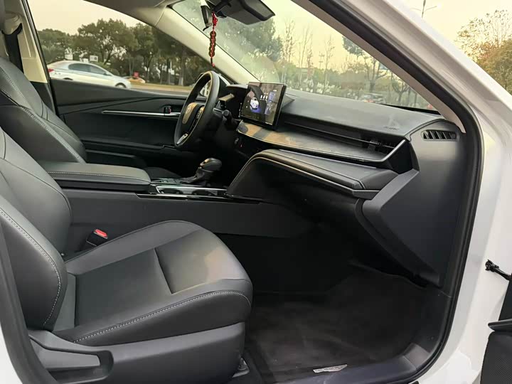 Фото 9 - Toyota Camry