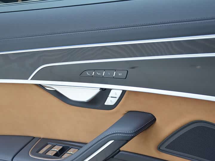 Фото 10 - Audi A8